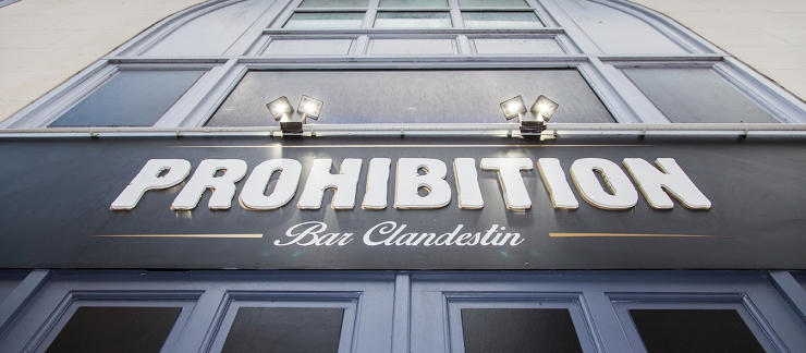 Boire un verre dans un bar clandestin - Le Prohibition