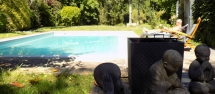 Un après-midi au bord de la piscine à papoter en musique